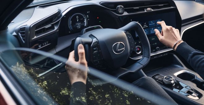 El Lexus RZ se suma a la moda del volante estilo yugo: así será su interior