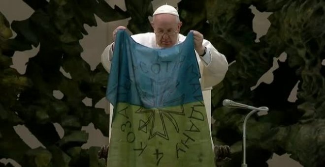 El papa besa una bandera ucraniana llegada desde Bucha