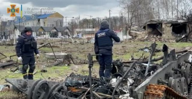 El ejército ucraniano limpia las calles de Bucha