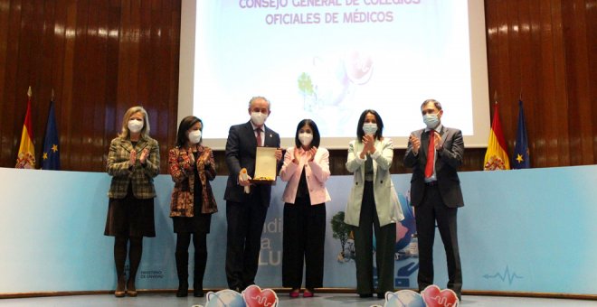 El cántabro Tomás Cobo recibe la Gran Cruz de la Orden Civil de Sanidad al Consejo General de Médicos