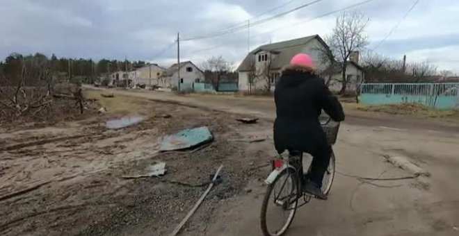 Los habitantes de un pueblo ucraniano cercano a Chernígov tratan de sobrevivir tras los ataques rusos