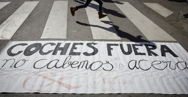 Niños sanos, escuelas sin coches: un plan para sacar la contaminación de las aulas