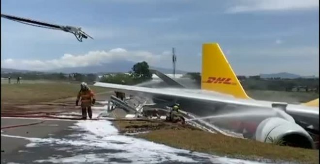 Un avión de carga se parte en dos durante un aterrizaje en Costa Rica