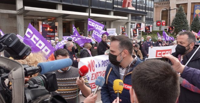 Galería: CCOO protesta frente a la sé de EDP polos precios de la enerxía