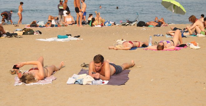 Prohibit fumar a totes les platges de Barcelona a partir de l'estiu