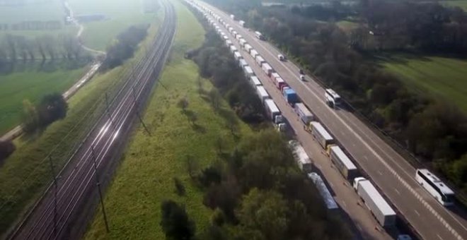 Colas kilométricas en los accesos al puerto de Dover tras la suspensión de rutas de una naviera