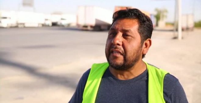 Camioneros mexicanos esperan durante horas para entrar en EEUU en la frontera entre Ciudad Juárez y El Paso