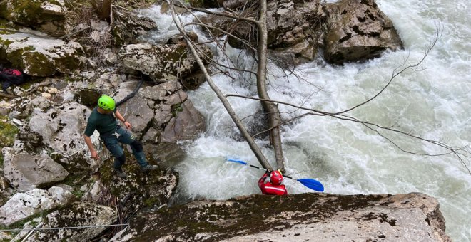 Buscan a un piragüista desaparecido en el Deva cuando realizaba el descenso en kayak