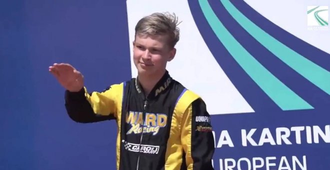 Un piloto ruso, bajo bandera italiana, hace el saludo nazi tras ganar una carrera del Campeonato de Europa de karts