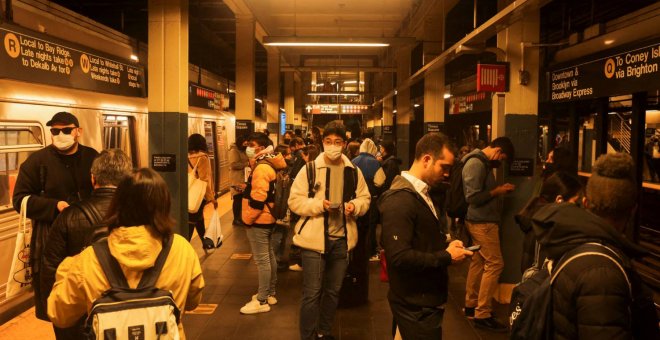 Las imágenes del pánico en el metro de Nueva York tras un tiroteo