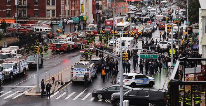 Al menos 29 heridos en un tiroteo en el metro de Nueva York