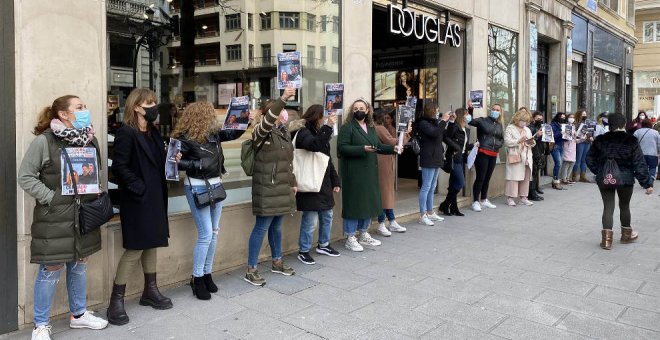 Éxito de la huelga convocada en Douglas al cerrarse 6 de las 8 tiendas de Cantabria
