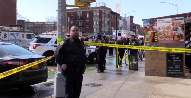 Las autoridades ofrecen 50.000 dólares a cambio de información para localizar al autor del tiroteo de Brooklyn