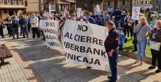 El Ayuntamiento recoge un millar de firmas contra el cierre de la oficina bancaria