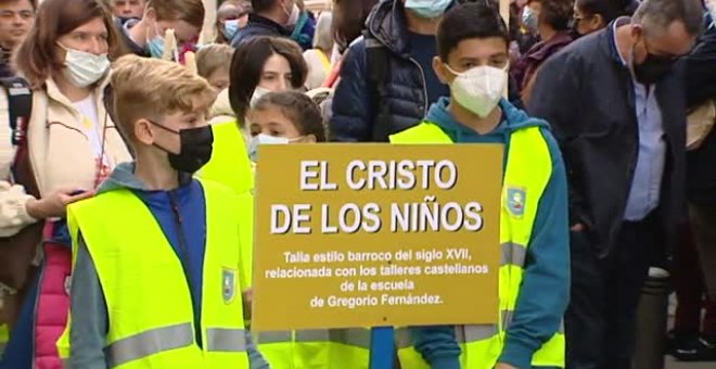 Túnicas con los colores de la bandera de Ucrania en la procesión del Cristo de los Niños en Madrid