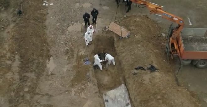 Continúa la exhumación de fosas comunes en la ciudad ucraniana de Bucha