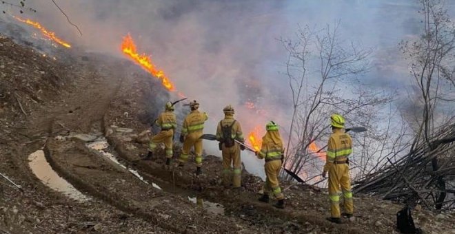 El incendio de Lamasón alcanza postes de Telefónica y afecta a las comunicaciones en Liébana