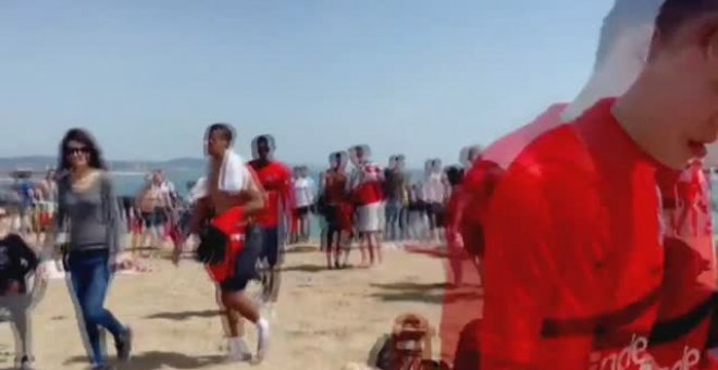 Los jugadores del Eintracht se bañan en la playa de La Barceloneta