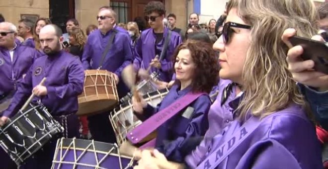 La tradicional tamborrada de Viernes Santo de Calanda (Teruel) alcanza hoy los 120 decibelios