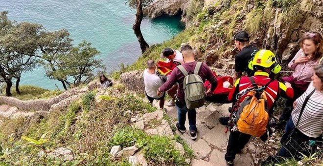El helicóptero rescata a un hombre tras desmayarse en el Faro del Caballo