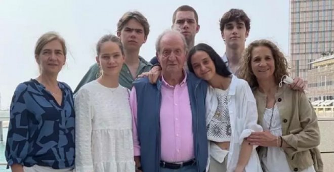 "Además de la vergüenza, faltan dos pies": cachondeo en Twitter con esta imagen de Juan Carlos I con su familia en Abu Dabi