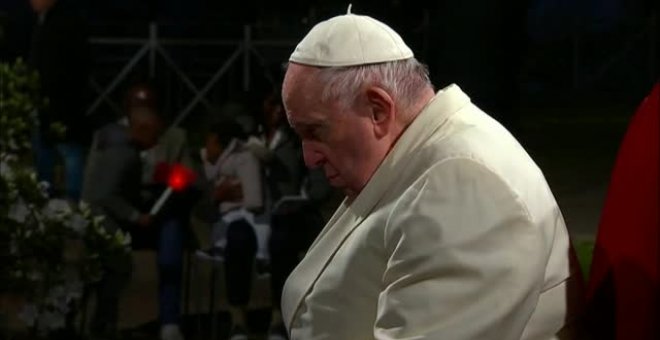 10.000 fieles arropan al papa Francisco en el Coliseo de Roma durante el viacrucis de Viernes Santo