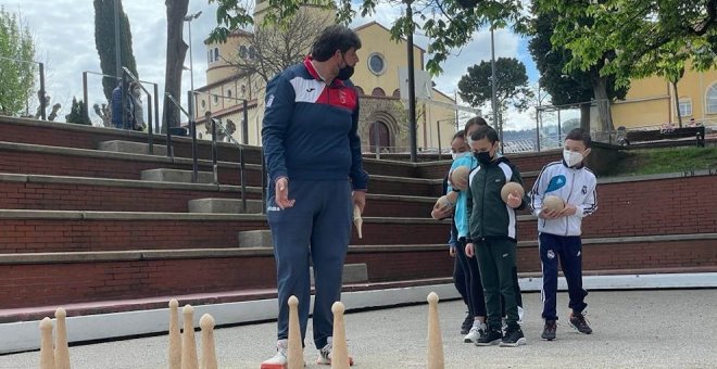 Los escolares de Astillero participan en un proyecto de promoción de los bolos