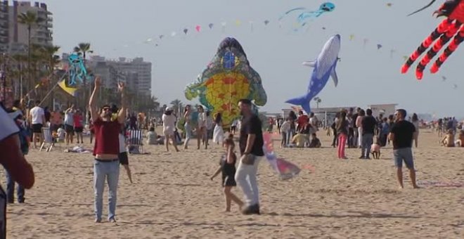 Gandía acoge la tradicional competición anual de cometas en la playa