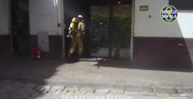 Aparatoso incendio en un bar de Sevilla