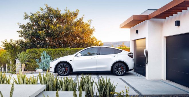 El cargador de los coches eléctricos de Tesla deja de ser gratuito: habrá que pagar 340 euros por él