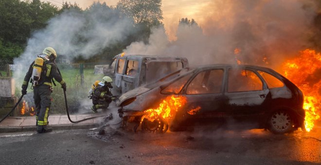 Un coche se incendia cuando circulaba por Laredo y el fuego alcanza a otro aparcado