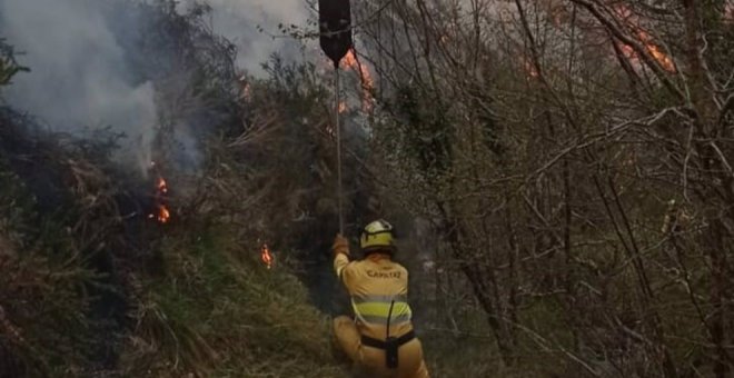 Un incendio forestal continúa activo y Cantabria desactivará el nivel 2 de riesgo