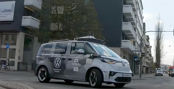 El CEO del Grupo Volkswagen prueba la conducción autónoma sobre el ID.Buzz