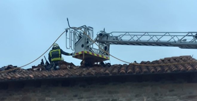Un incendio causa graves daños en una vivienda de Valdeolea