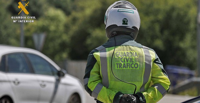 Auxilian a un conductor que huye sin luces y a gran velocidad hasta quedarse sin gasolina