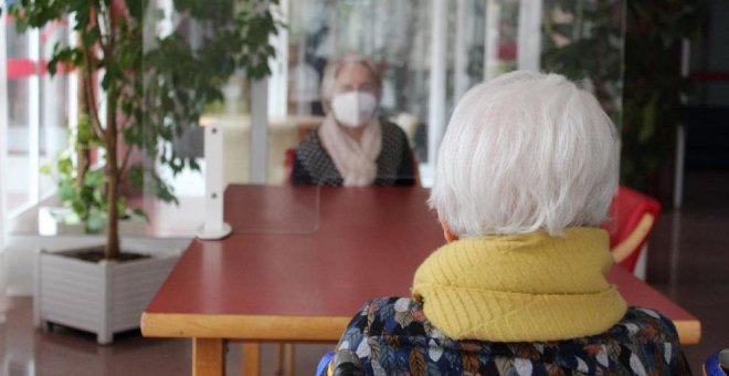 Los mayores que viven en residencias podrán quitarse la mascarilla porque es su "vivienda"