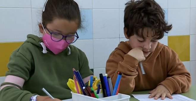 Fin de la mascarilla en las aulas: ¿Qué es el síndrome de la cara vacía?