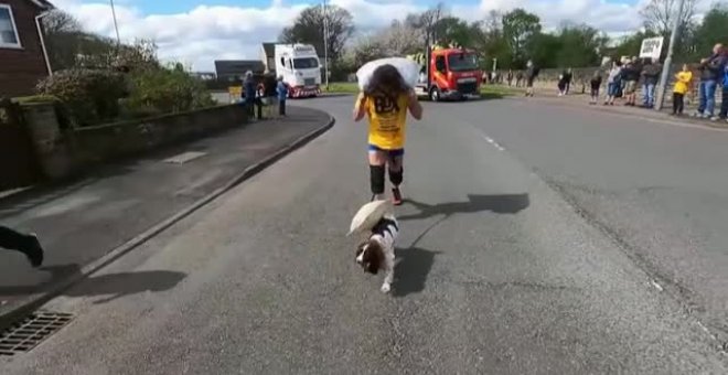 Participa con su perra en el campeonato mundial de transporte de carbón