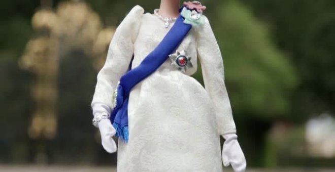 La casa Mattel conmemora los 70 años en el trono de Isabel II con una muñeca Barbie a su semejanza