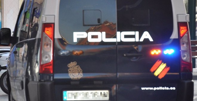 Dos detenidos cuando robaban seis neumáticos en un desguace de Torrelavega
