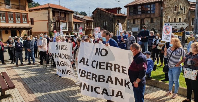 Unicaja retrasa el cierre de oficinas en 10 municipios de Cantabria
