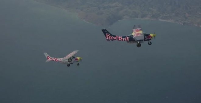 Dos pilotos de Redbull harán historia en un desafío en el que se intercambiarán los aviones en pleno vuelo