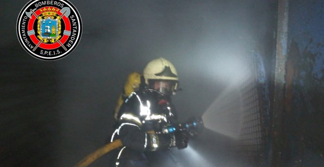 Los bomberos sofocan un incendio en una industria de Santander