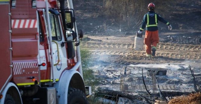 Muere una persona en el incendio en un asentamiento de chabolas en Lepe
