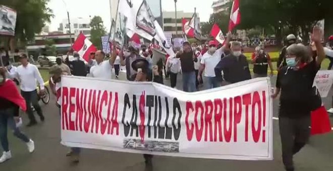 Ex miembros de las fuerzas armadas peruanas se unen a la ciudadanía contra Castillo