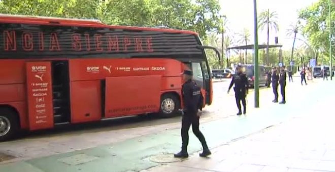 Decenas de valencianistas animan al Valencia CF a su llegada al hotel de concentración