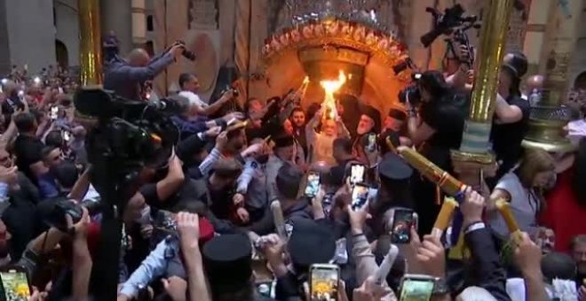 El fervor vuelve a la ceremonia del fuego sagrado en Belén tras la pandemia