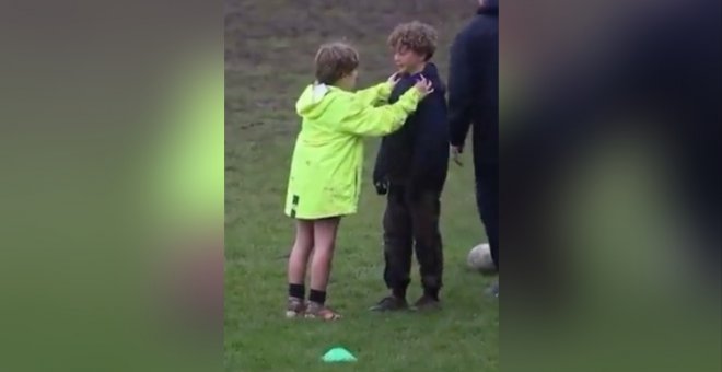 "31 segundos de puro liderazgo, aptitud y bondad": el tierno vídeo de un niño que juega al rugby y consuela a su compañero con bonitas frases y un abrazo