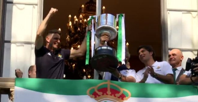 Cánticos de "¡campeones!" a los jugadores del Betis en el balcón del ayuntamiento de Sevilla