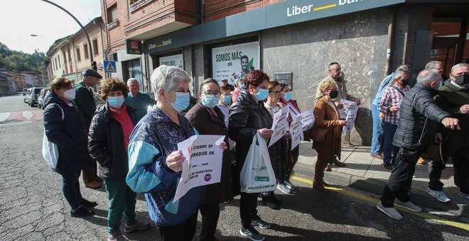 Podemos pide a los ayuntamientos que contraten servicios con los bancos que no cierran sucursales en Asturies
